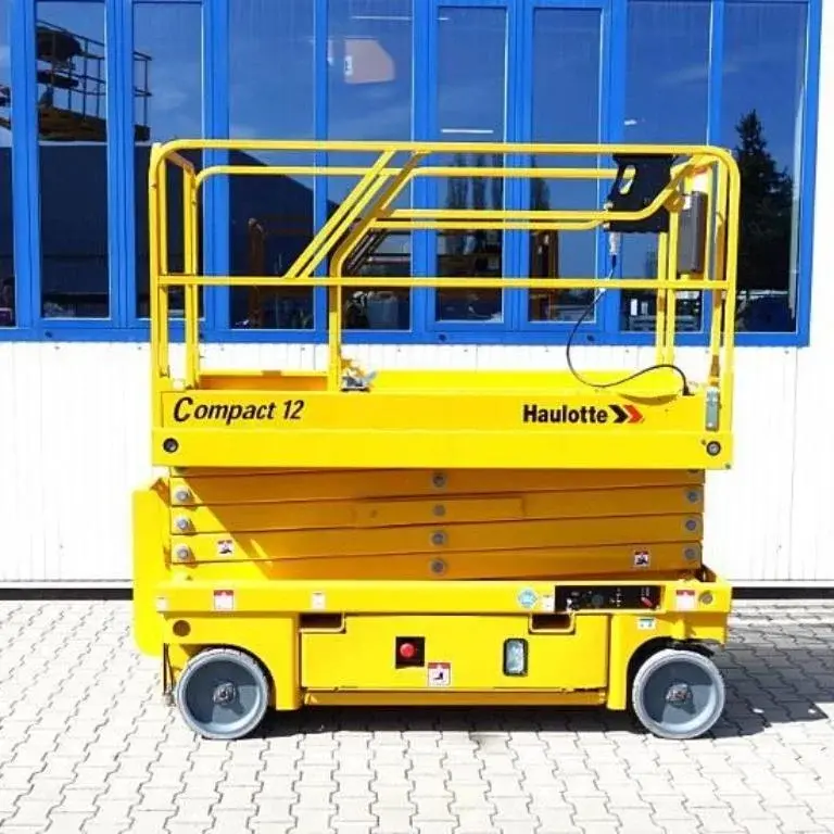 Arriendo de Alzahombre Tijera 12 mts Haulotte modelo Compact 12 en SK Rental con cobertura nacional.